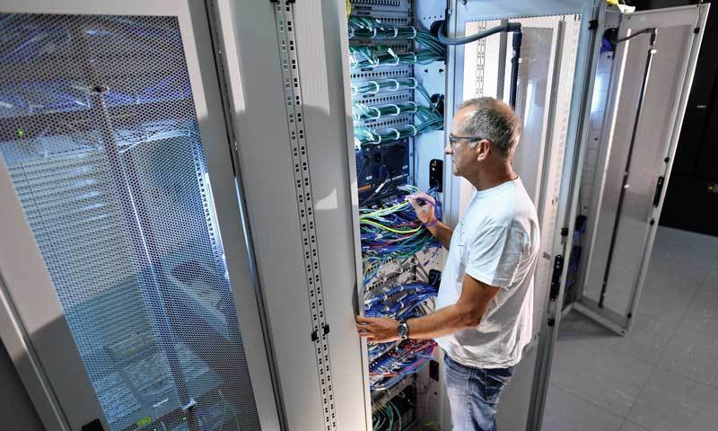 Person im Serverraum