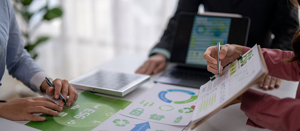 Das Forschungsteam analysiert Diagramme zu ESG-Nachhaltigkeitsdaten