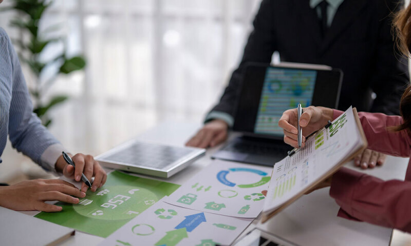 Das Forschungsteam analysiert Diagramme zu ESG-Nachhaltigkeitsdaten