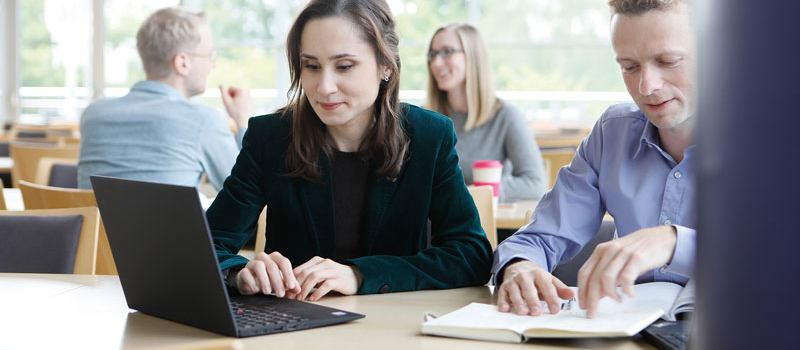 Zwei Studierende am Lernen