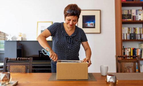 Frau mit Paket (Büchersendung)