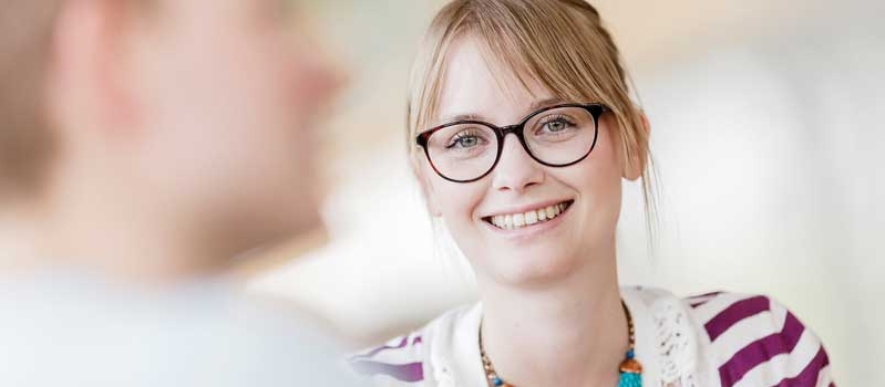 junge Frau mit Brille