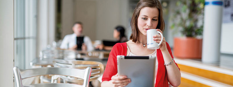 Studentin mit Laptop im Foyer