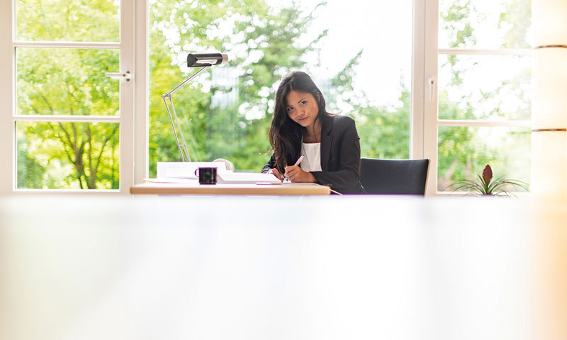 Studentin am Lernen in häuslicher Umgebung