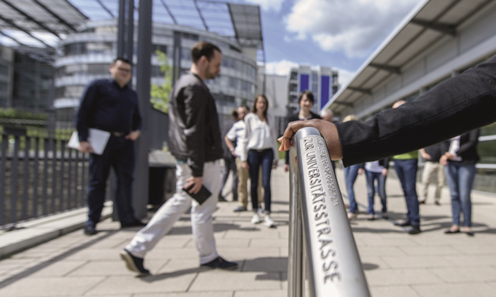 In Brailleschrift beschriftetes Geländer im Außenbereich der FernUniversität