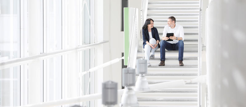 Mann und Frau auf Treppe im IZ