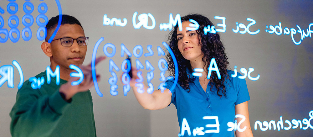 Mann und Frau schreiben Formeln