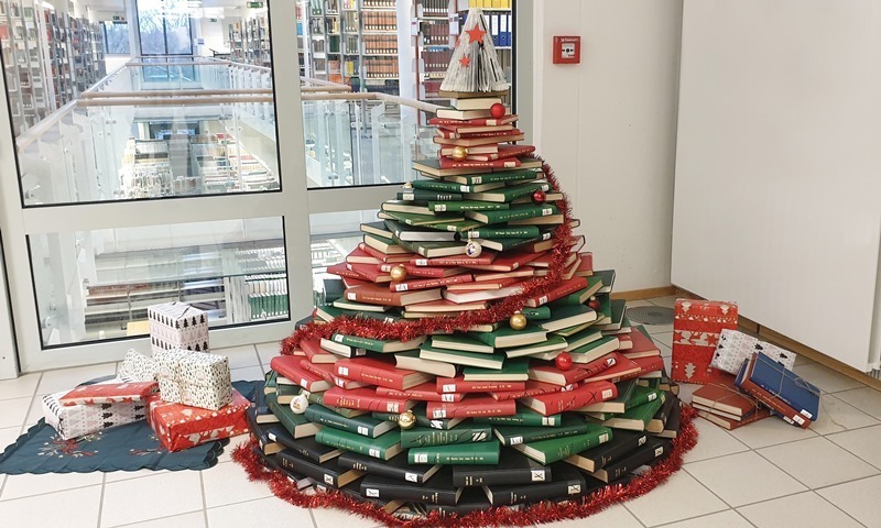 Bücher gestapelt in Form eines Tannenbaums