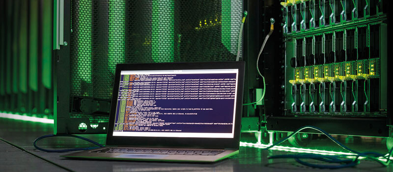 Laptop mit Script im Serverraum