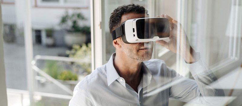 Mann hat eine Virtual-Reality-Brille auf.
