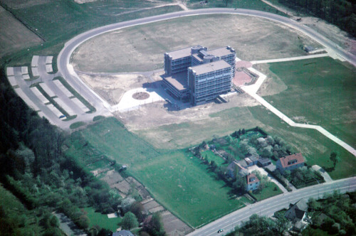 Aerial photo of the FernUniversität's AVZ building after its completion