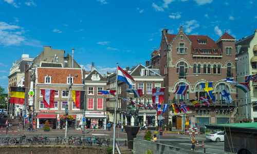 Ein Platz in einer niederländischen Stadt, geschmückt mit Flaggen europäischer Staaten.