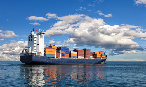 Ein Containerschiff auf dem Meer