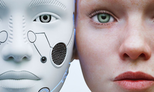 Zwei weiblich anmutende Gesichter: eines menschlich, das andere robotisch