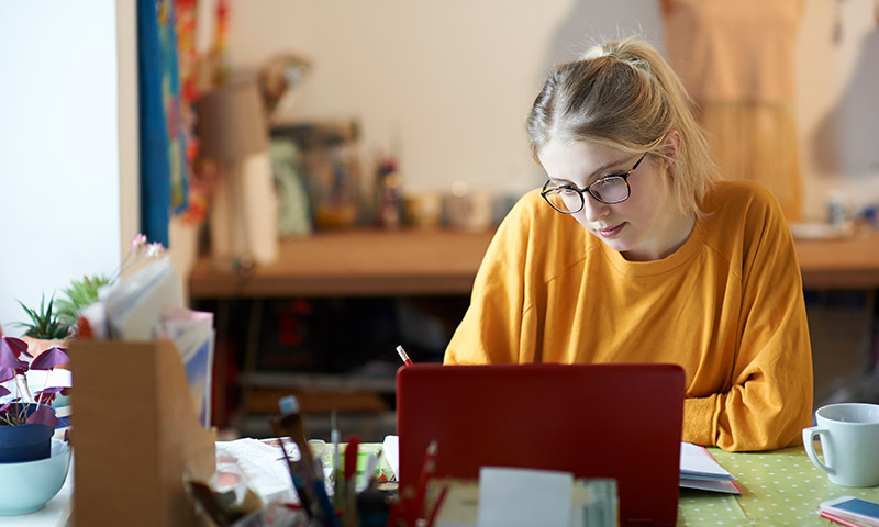 Frau an Laptop