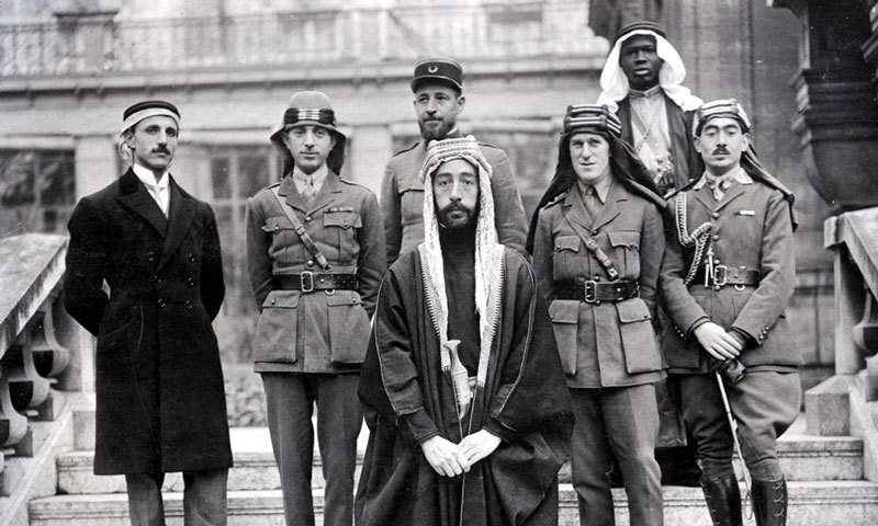 Historisches Foto mit Männern auf einer Treppe vor dem Schloss Versailles in Frankreich in Uniformen oder mit arabischen Kopfbedeckungen 