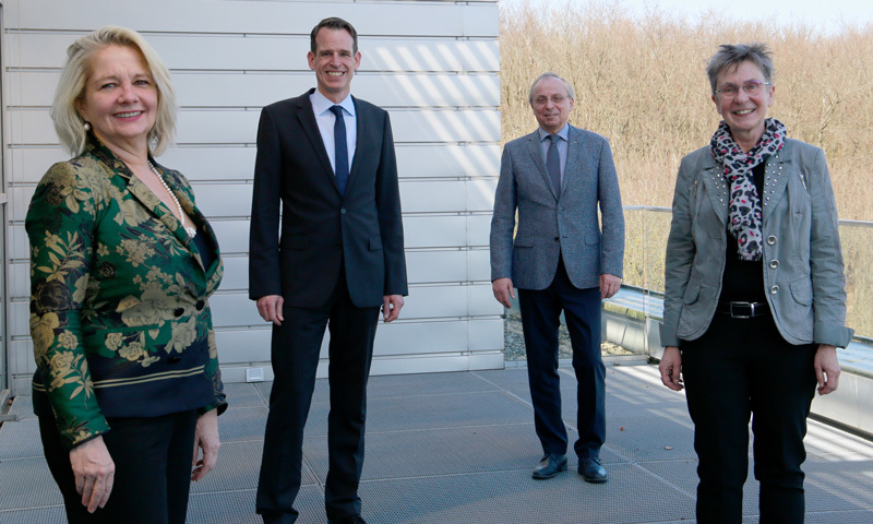 Freuen sich über die Ernennung von Dr. Hannes Schröter: Prof. Dr. Ada Pellert, Rektorin der FernUniversität in Hagen, Prof. Dr. Josef Schrader, Wissenschaftlicher Direktor des DIE, und Prof. Dr. Ingrid Josephs, Dekanin der Fakultät für Psychologie an der FernUniversität.