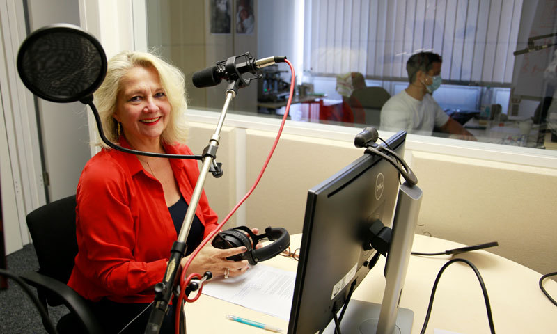 Ada Pellert im Tonstudio der FernUniversität