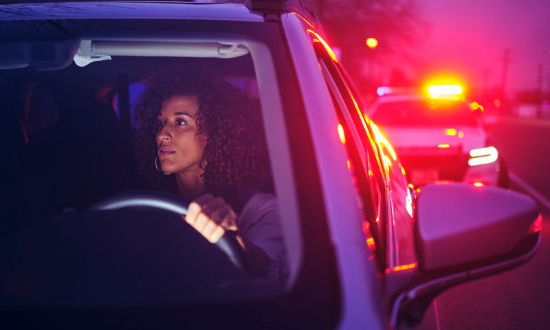 Schwarze Frau in Auto wird von Polizei angehalten