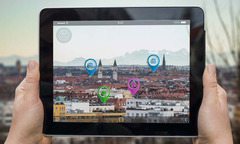 Tablet mit Augmented Reality Symbolen