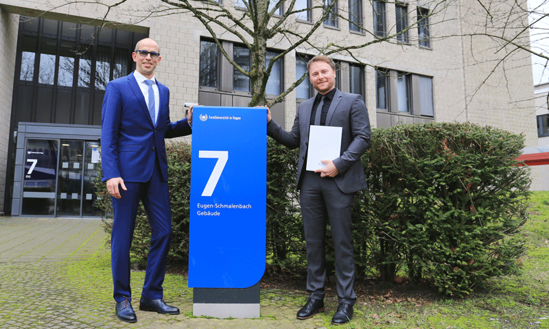 Andreas Dellnitz bekommt die Urkunde zur Venia legendi durch den Dekan der Fakultät für Wirtschaftswissenschaft Prof. Gerrit Brösel überreicht.