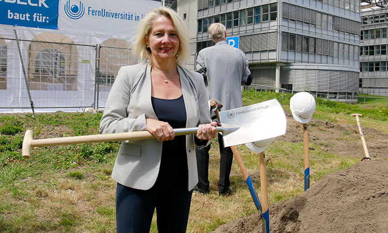 eine Frau mit Spaten in der Hand