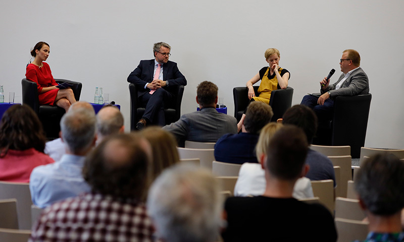 Die Teilnehmenden der Podiumsdiskussion vor dem Publikum