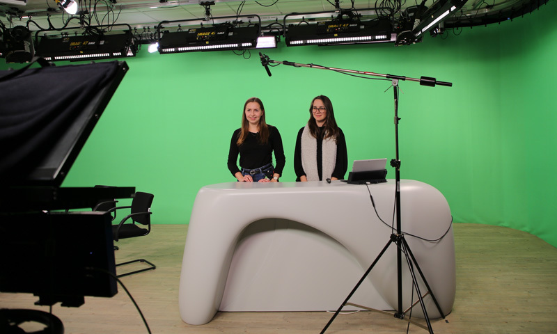 Zwei Frauen im Videostudio vor Greenscreen