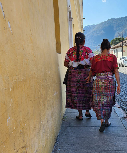 Bunt gekleidete Frauen in Guatemala