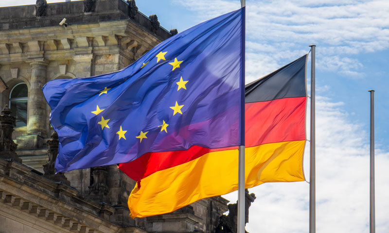 Europäische und deutsche Flagge im Wind