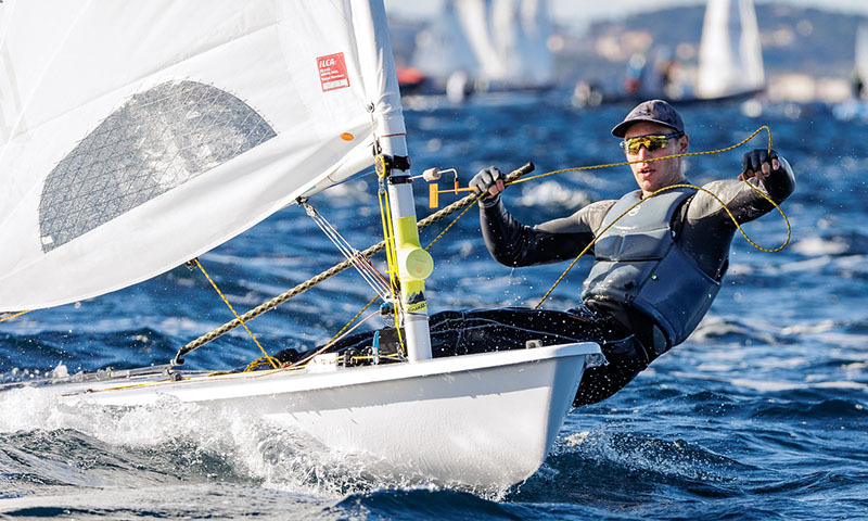 Segelmann (im Segelmanöver) auf einer kleinen Sportyacht