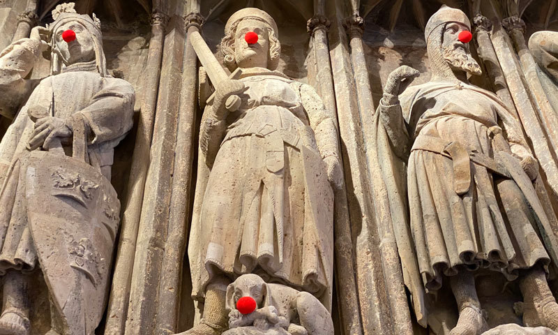 Gothische Dom-Statuen mit roten Pappnasen
