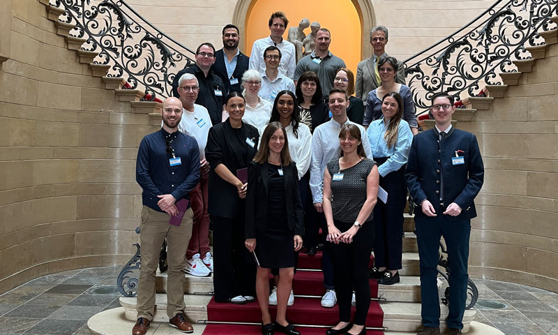 Gruppenfoto auf Treppe