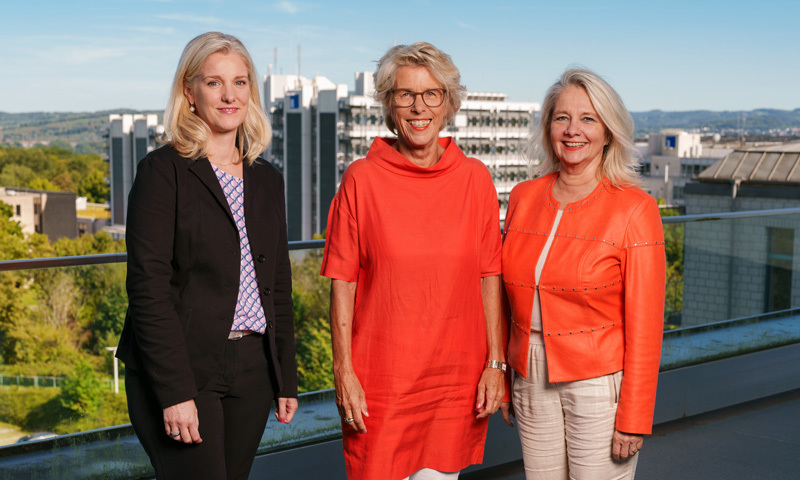 Drei Frauen auf der Dachterasse der FernUni