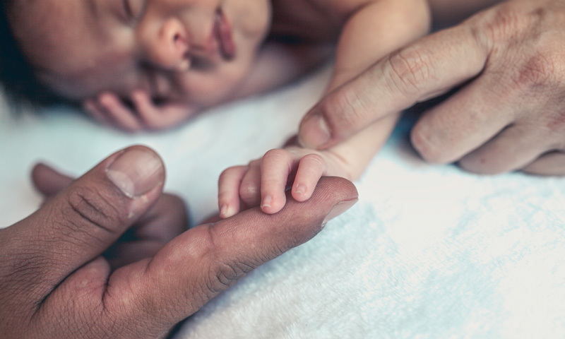 Baby berührt Finder der Eltern