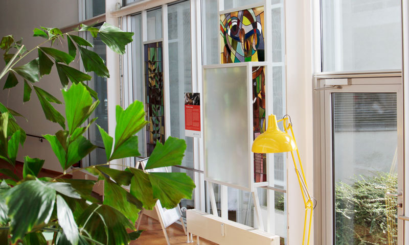 Foyer mit Buntglas-Fenster und Milchglasscheibe