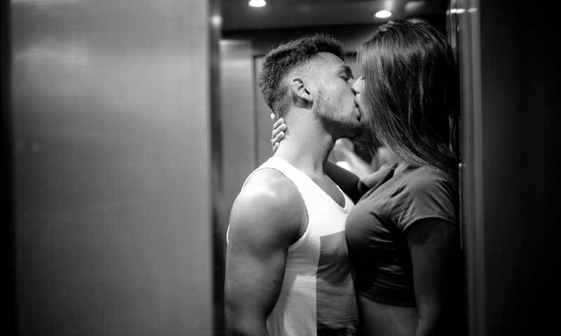 Pärchen küsst sich im Fahrstuhl