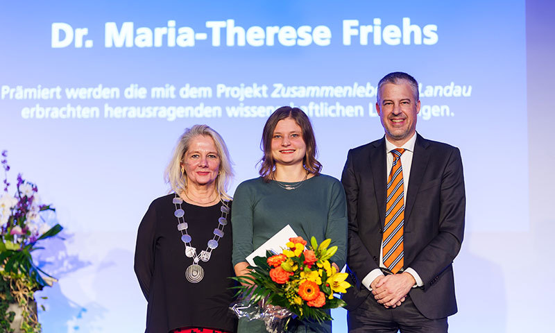 Gruppenbild mit Maria-Therese Friehs, Prorektor Stefan Smolnik und Rektorin Ada Pellert.