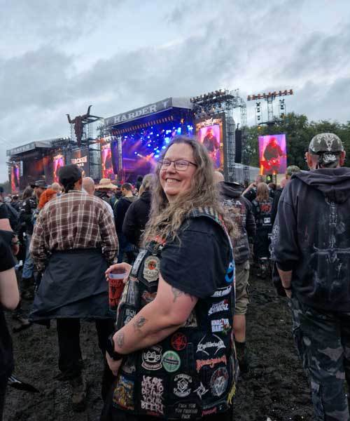 Frau beim Festival Wacken vor der Bühne