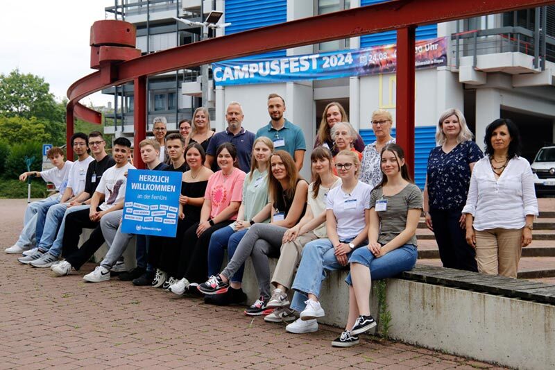 6 neue Auszubildende mit ihren zukünftigen Ausbilder*innen am Campus der FernUniversität in Hagen