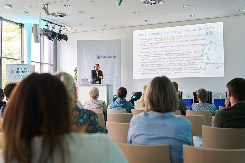Prof. Till Winkler hält einen Vortrag
