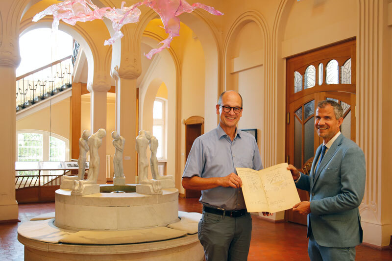 Zwei Männer stehen im Osthaus Museum Hagen
