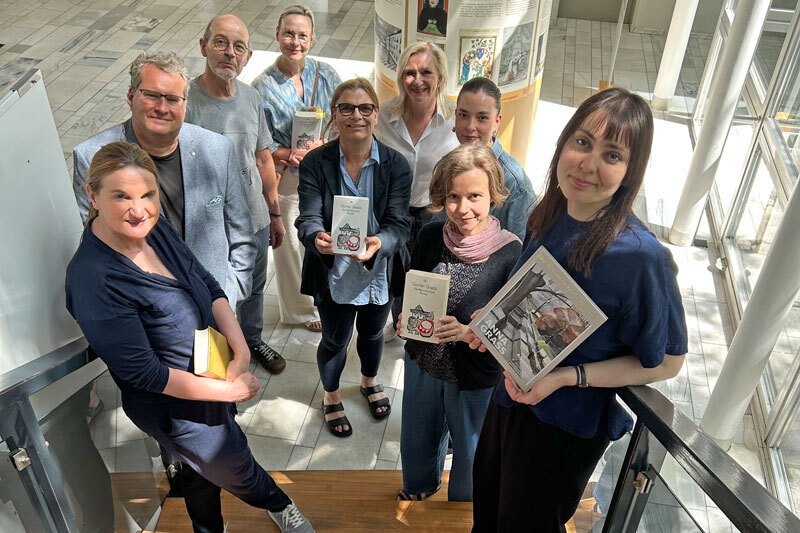 Gruppenfoto auf Treppe