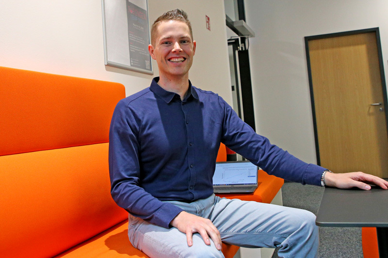 Thomas Wingen mit Laptop am Tisch