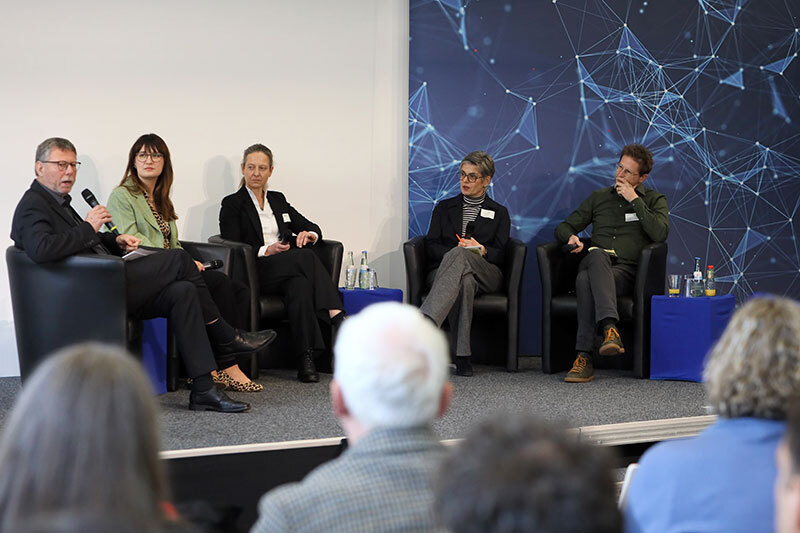 Eine Personengruppe auf dem Podium