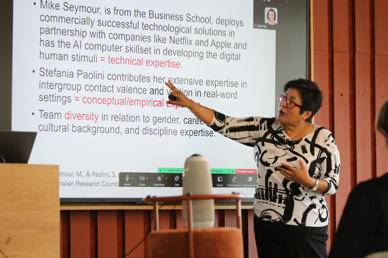 Frau vor Vortragsfolien