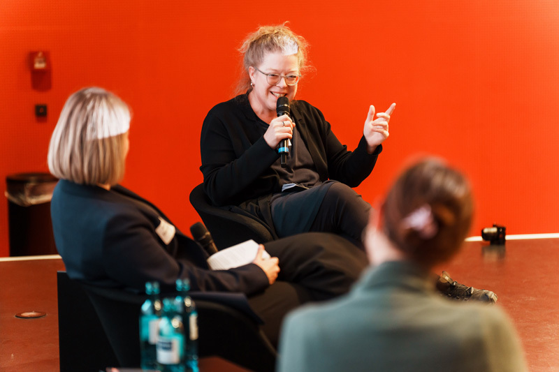 Frau spricht auf Podium