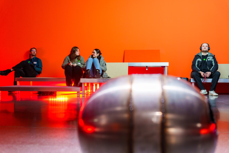 Ein großes metallenes Ei im Ausstellungsraum