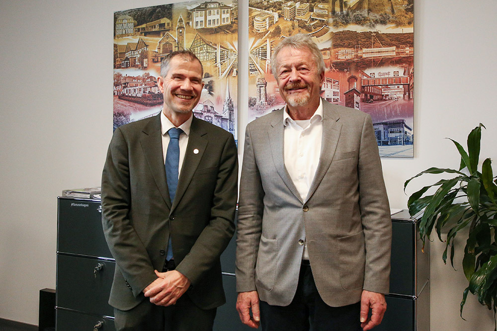 Prof. Stürmer und Prof. Desel stehen vor einem Bild
