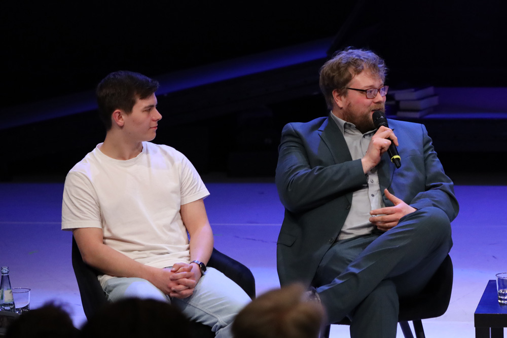 Zwei Männer auf Podium